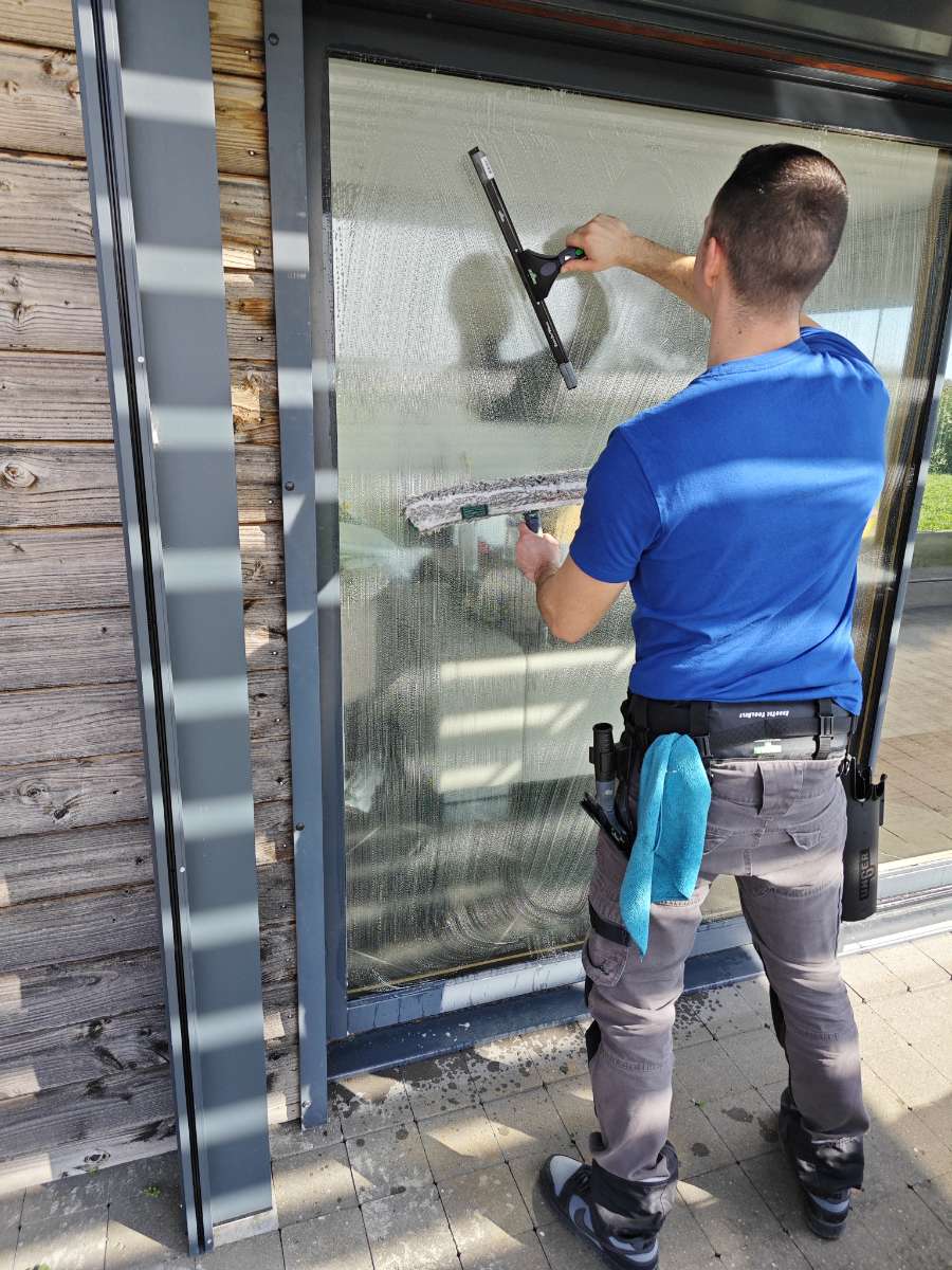 Photo d'un bâtiment en cours de lavage